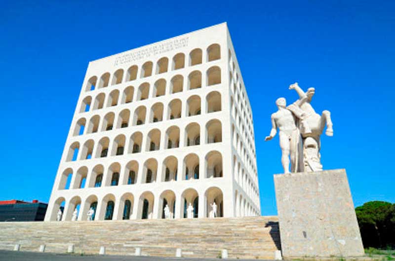 Róma eladja a Mussolini idején emelt épületeket