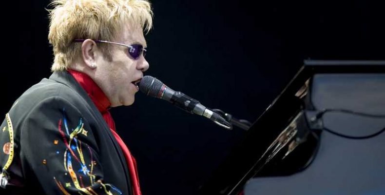 Az angol becsületrend tagjává avatták Elton Johnt